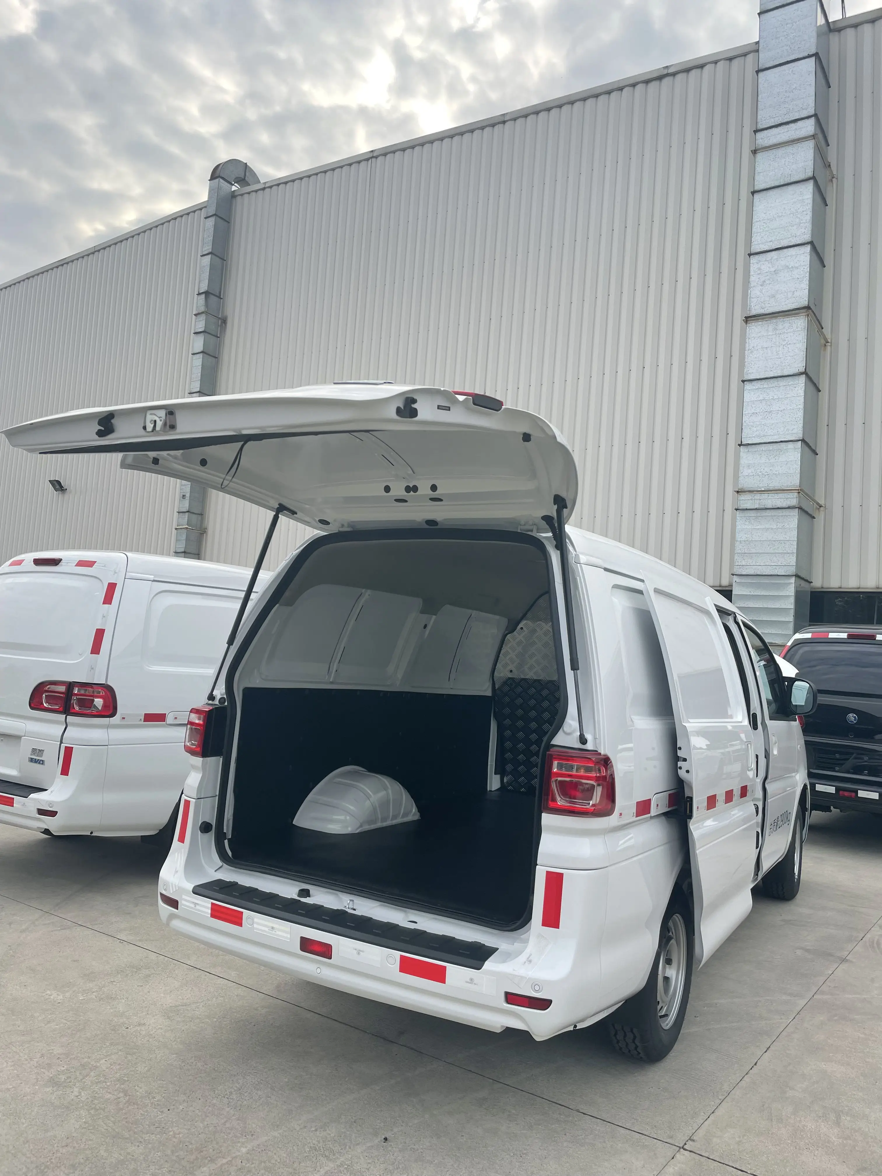 中国东风厂家直销电动汽车配送货车高速电动微型货车