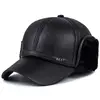 Casquette de baseball noire avec boucle d'oreille centrale pour le petit patron.