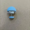 Botón azul en forma de hongo con un único remache de tela y pasador de acero.
