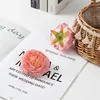 Une fleur rose foncé