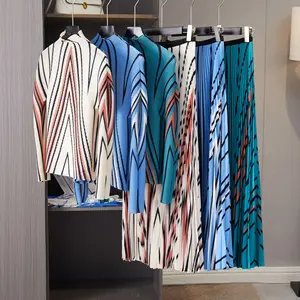 High Quality Woman Fashion Two Piece Sets Long Sleeve Pleated Stretch Elastic Top and Printed Pleated Skirt 2 Piece Set