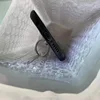 blanco grisáceo