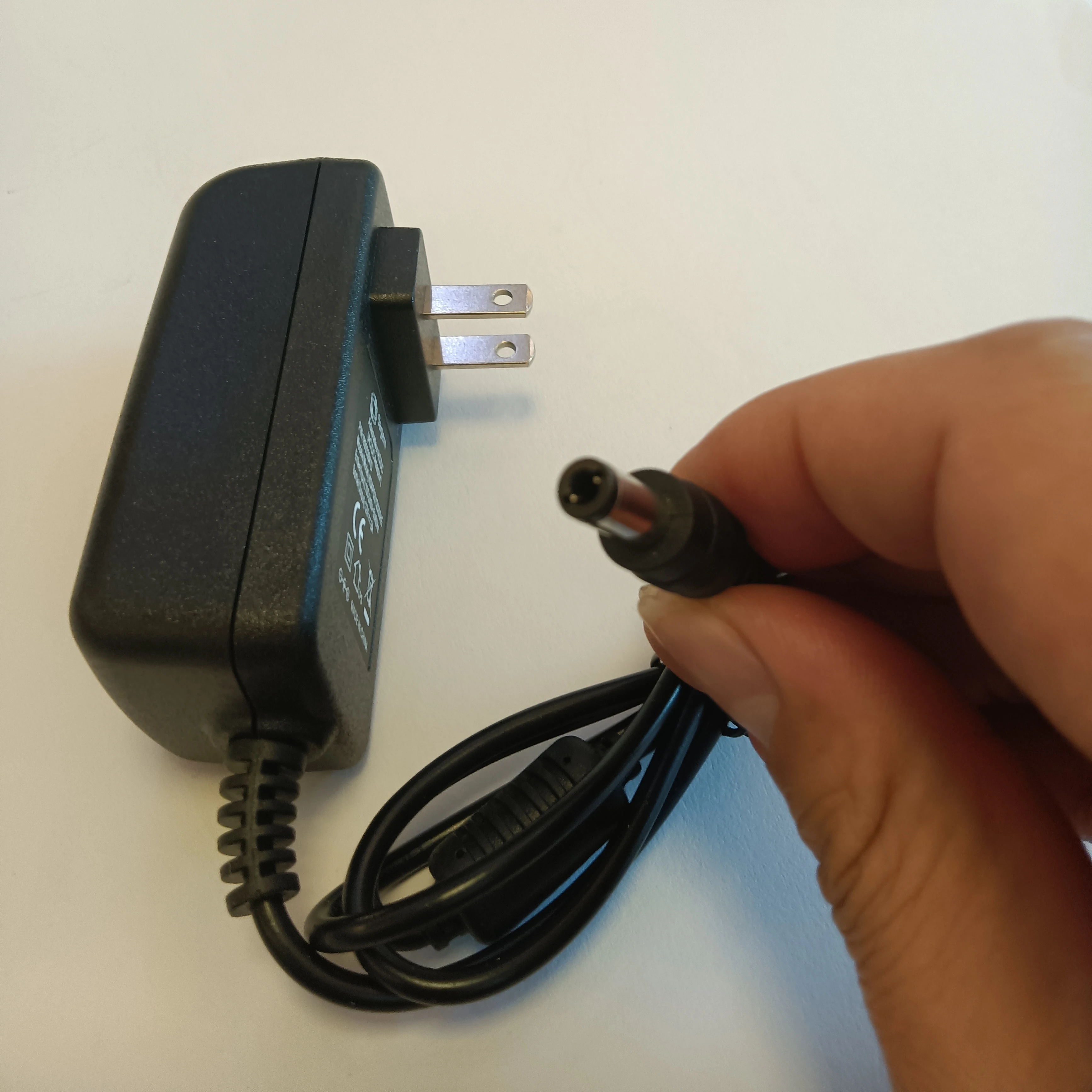 Adaptateur Secteur Universel 12V 2A 24W Avec Prise EU Et Port USB - Noir