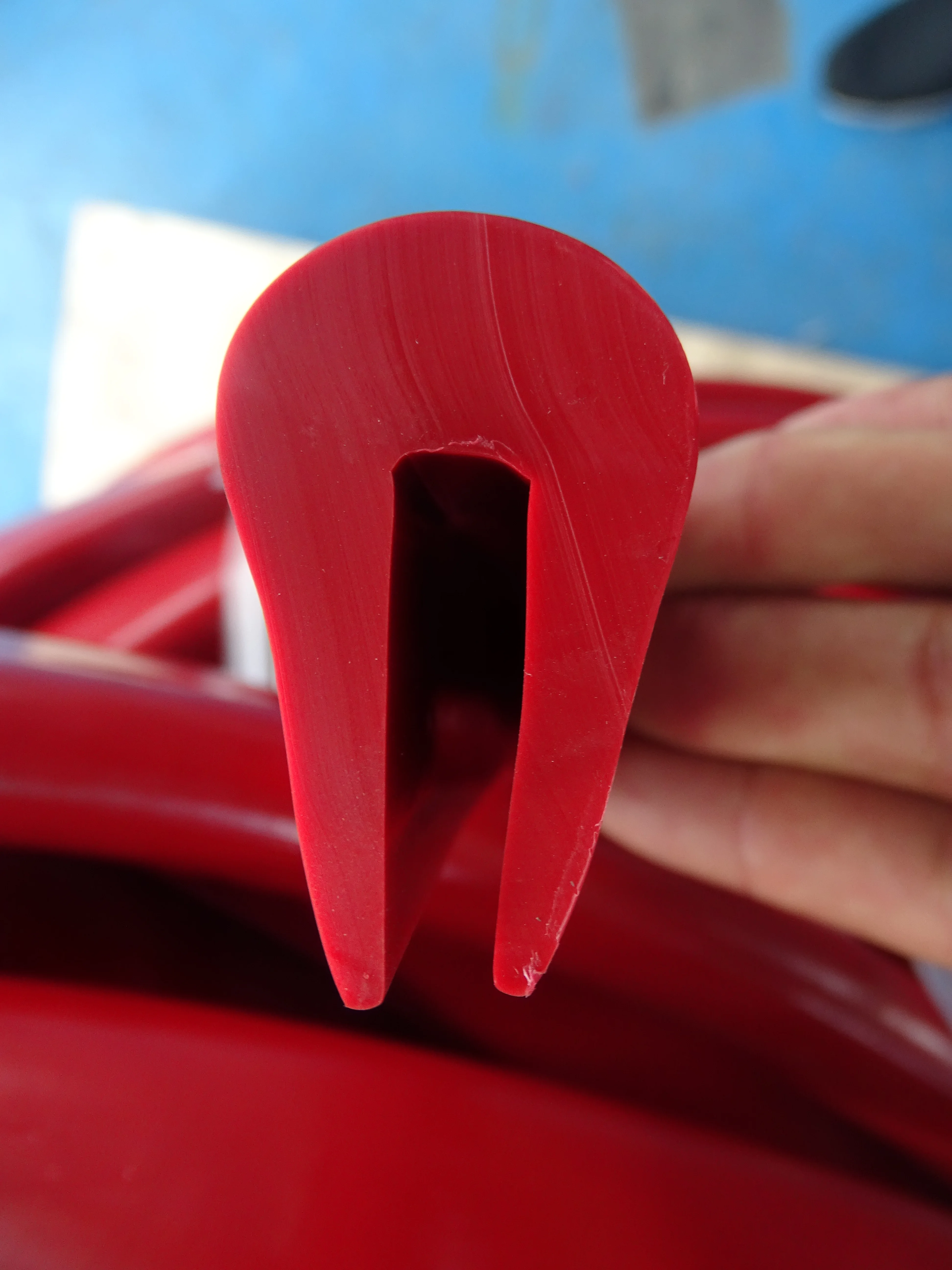 Polyurethane Rubber PU Vibrating Screen Crown Bar Urethane Stringer Bar Capping U Channel Bar Flat Top Round Top 10mm / 12mm Gap