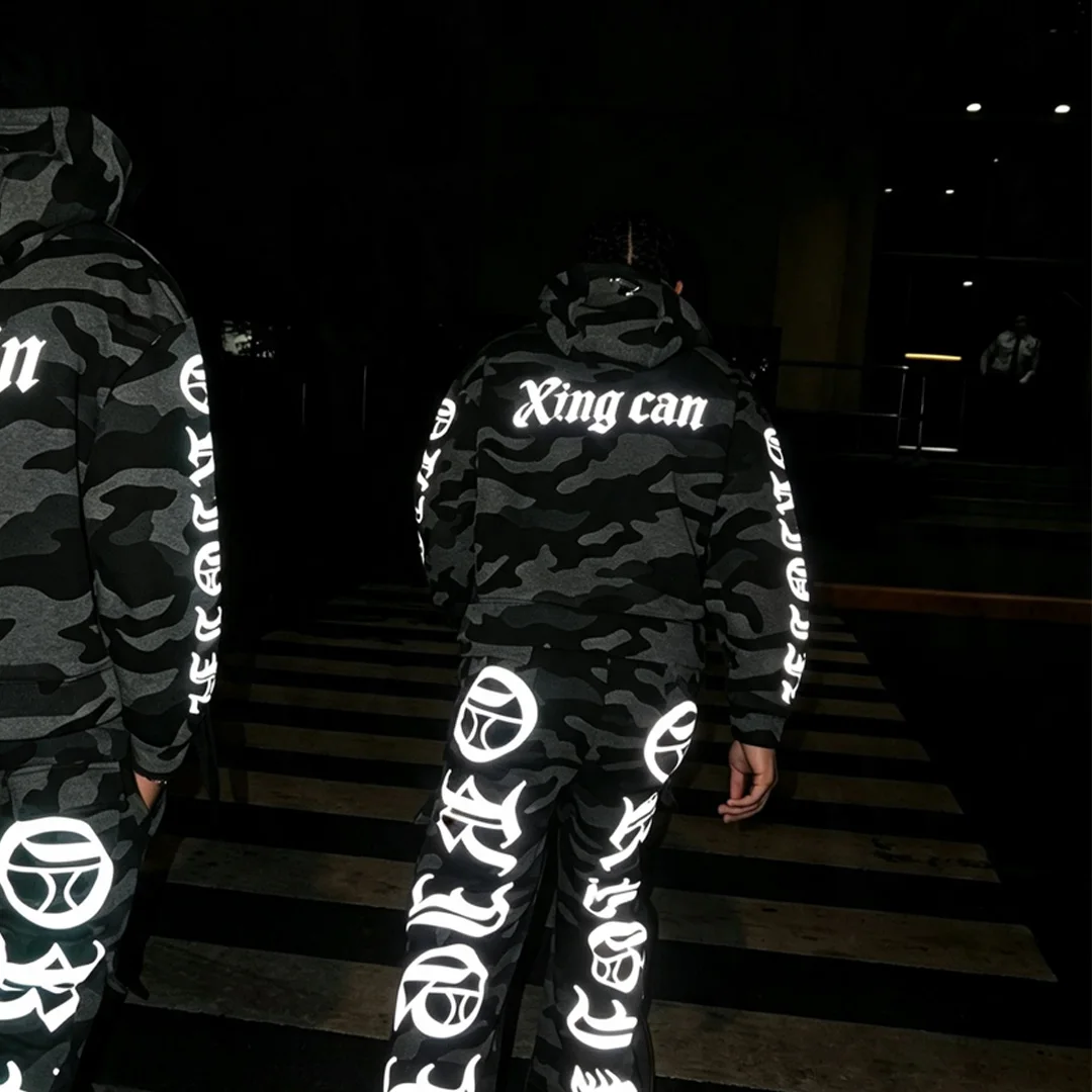 Privat tilpasset camouflage-tracksuit med reflekterende silkskærmtryk, kort hoodie og cargo-sweatpants med brede ben – to-delset sæt, OEM-tilpasning