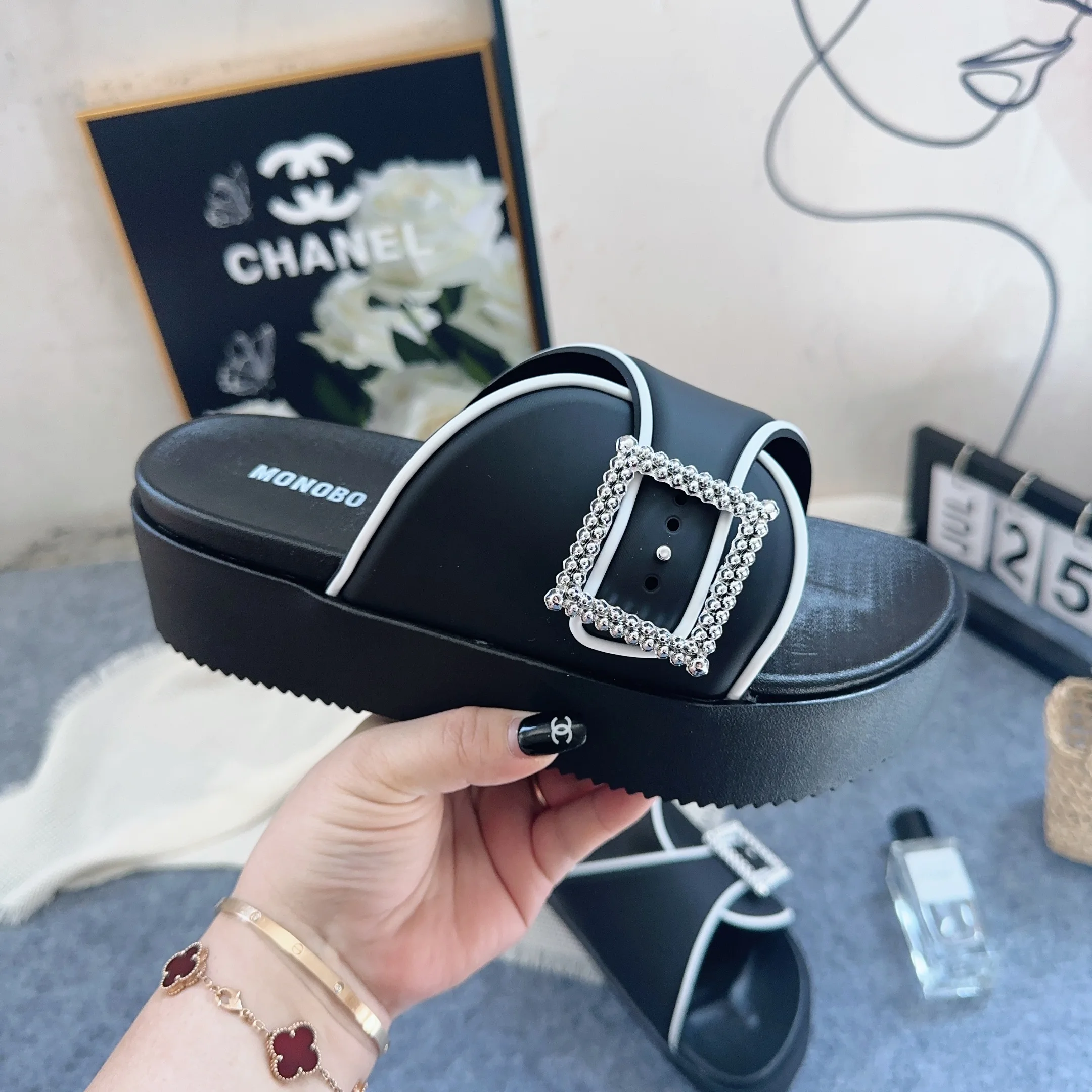 High Quality MONOBO Lace Single Button slippers Jelly Sandals slippers