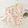 Colletto a punta beige con motivo floreale