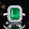 Anillo de oro de 18 quilates con esmeralda natural y diamantes