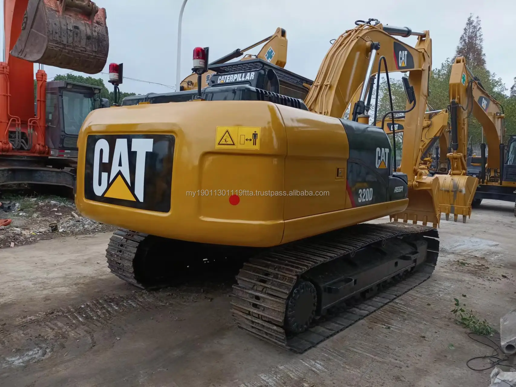 Japan Cheap Used Machinery Cat 320d Crawler Excavator Machine For Sale Original Caterpillar 6596