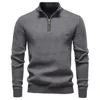 Gris oscuro