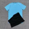 Maglietta blu + pantaloncini neri
