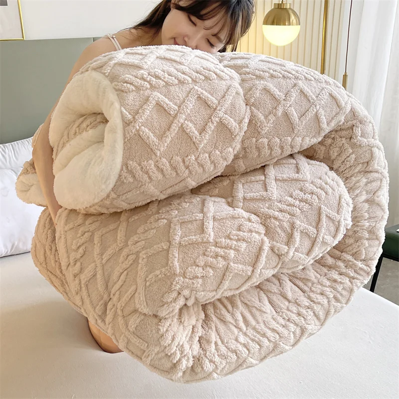 2023 Hot Selling Thick Quilt Comforter For Autumn Winter Warm Breathable Skinfriendly Nofading