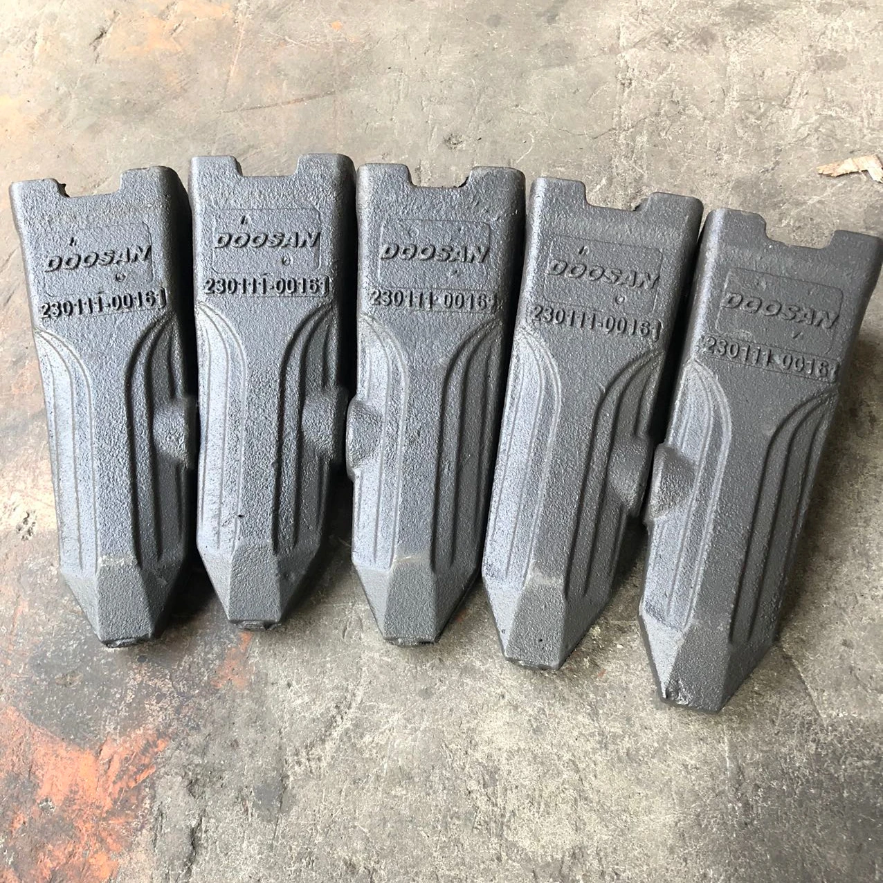Doosan Daewoo Excavator Tooth Point 230111-00161 - New Spare Parts