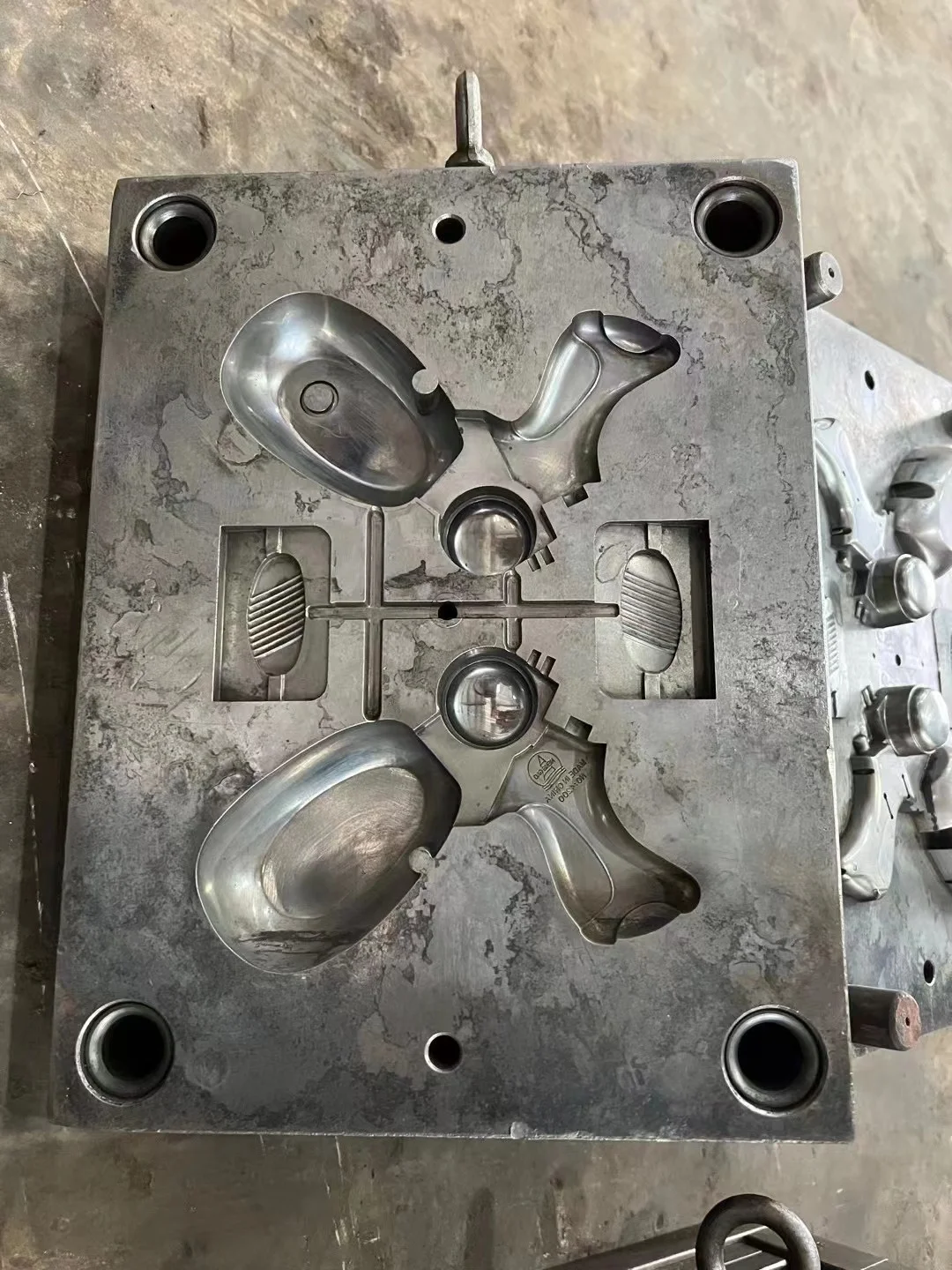 Cheep Used Concrete Injection Molds Send Hand Moulds Water Gun Toys Molds for Sales