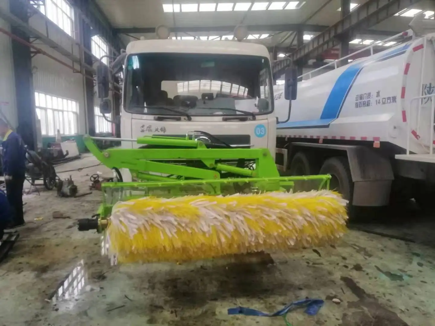 Tunnel Cleaner Vehicle Wash Tunnel Wall Solar Panel Remote Control Guardrail Cleaning Truck