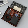 Set nero da 5 pezzi: portafoglio, cintura, gemelli, orologio, penna