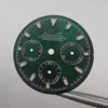 Verde con marcadores plateados
