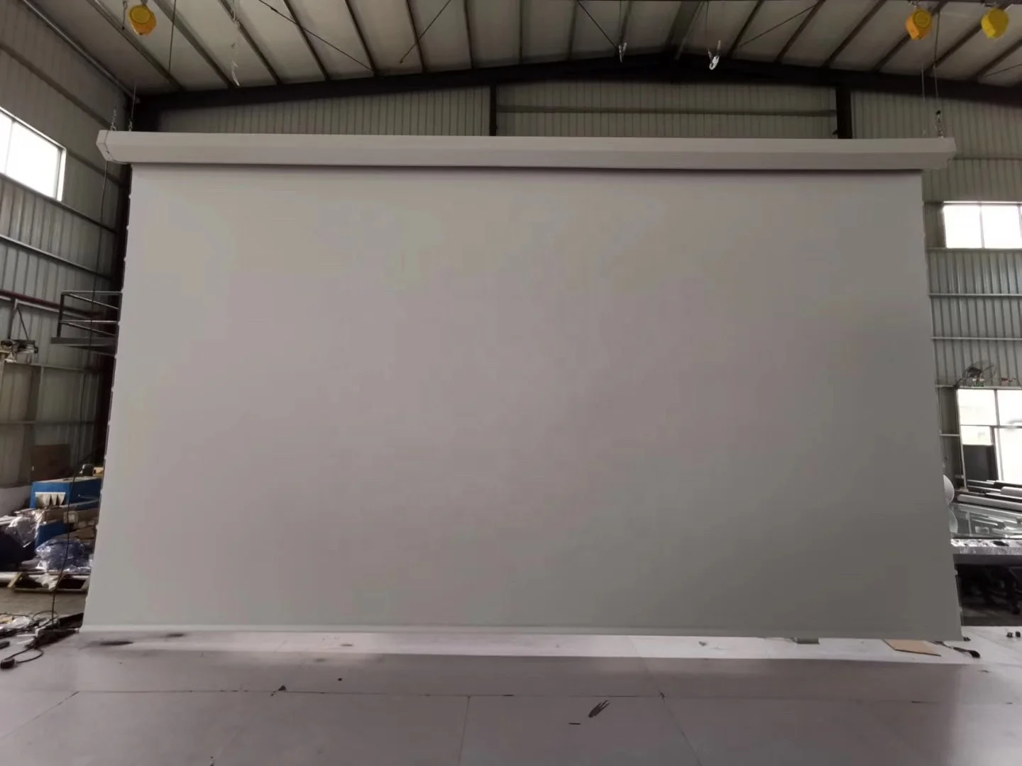 300インチ電動プロジェクタースクリーン、電動格納式プロジェクター