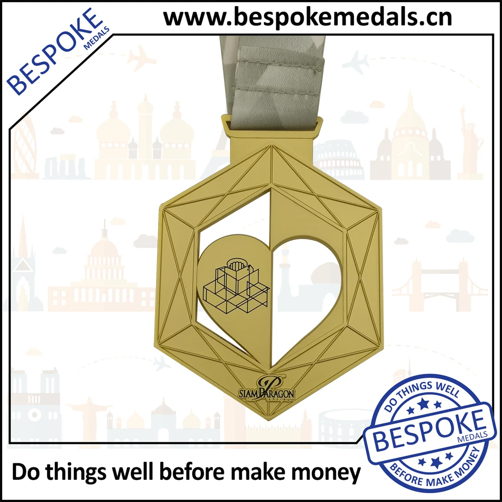 Медаль с отверстиями в форме половины сердца