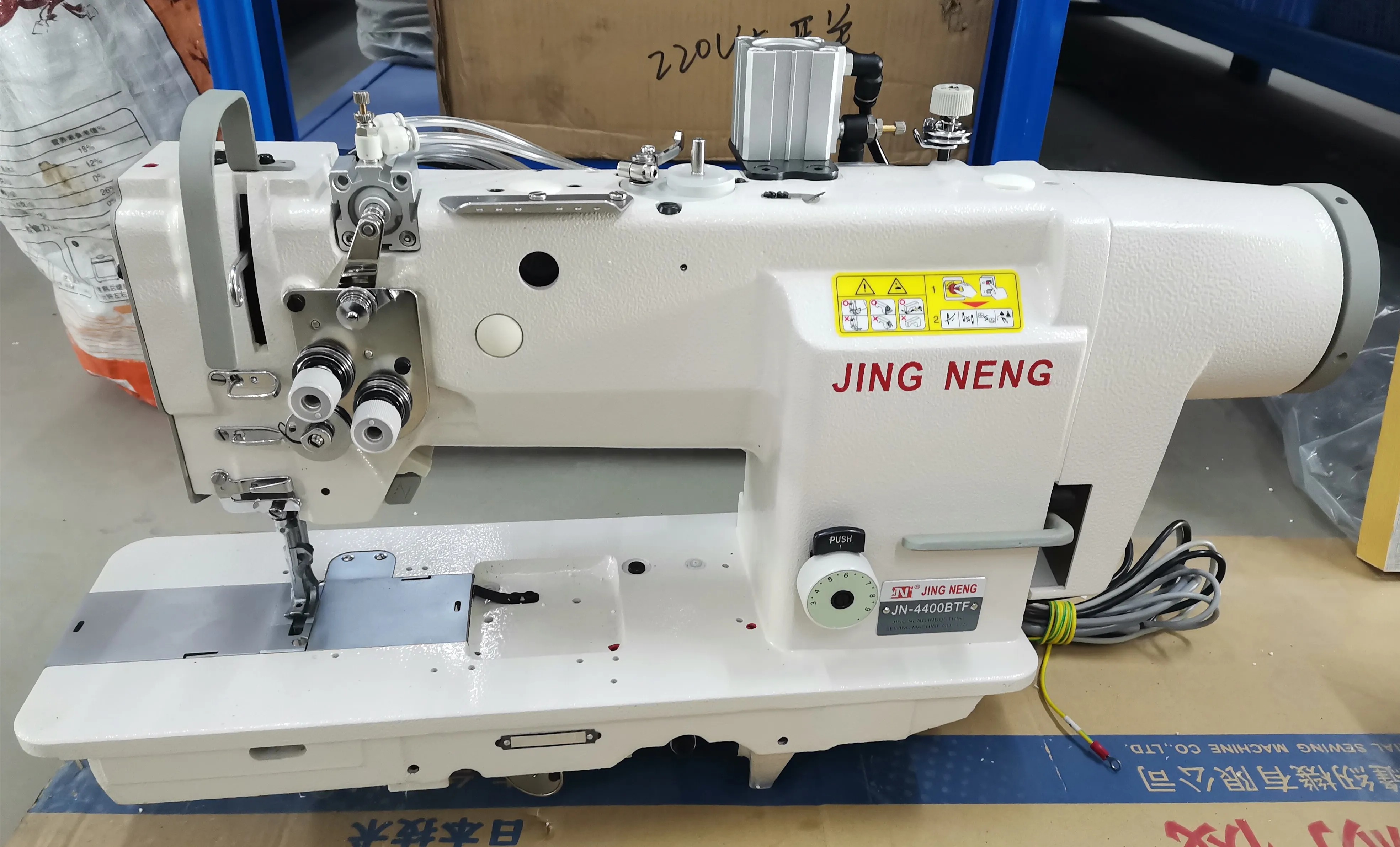 Single Needle Flat Bed Compound Feed Heavy Duty Material Sewing Machine
