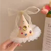 Chapeau en mousseline de soie champagne avec bordure en diamants colorés