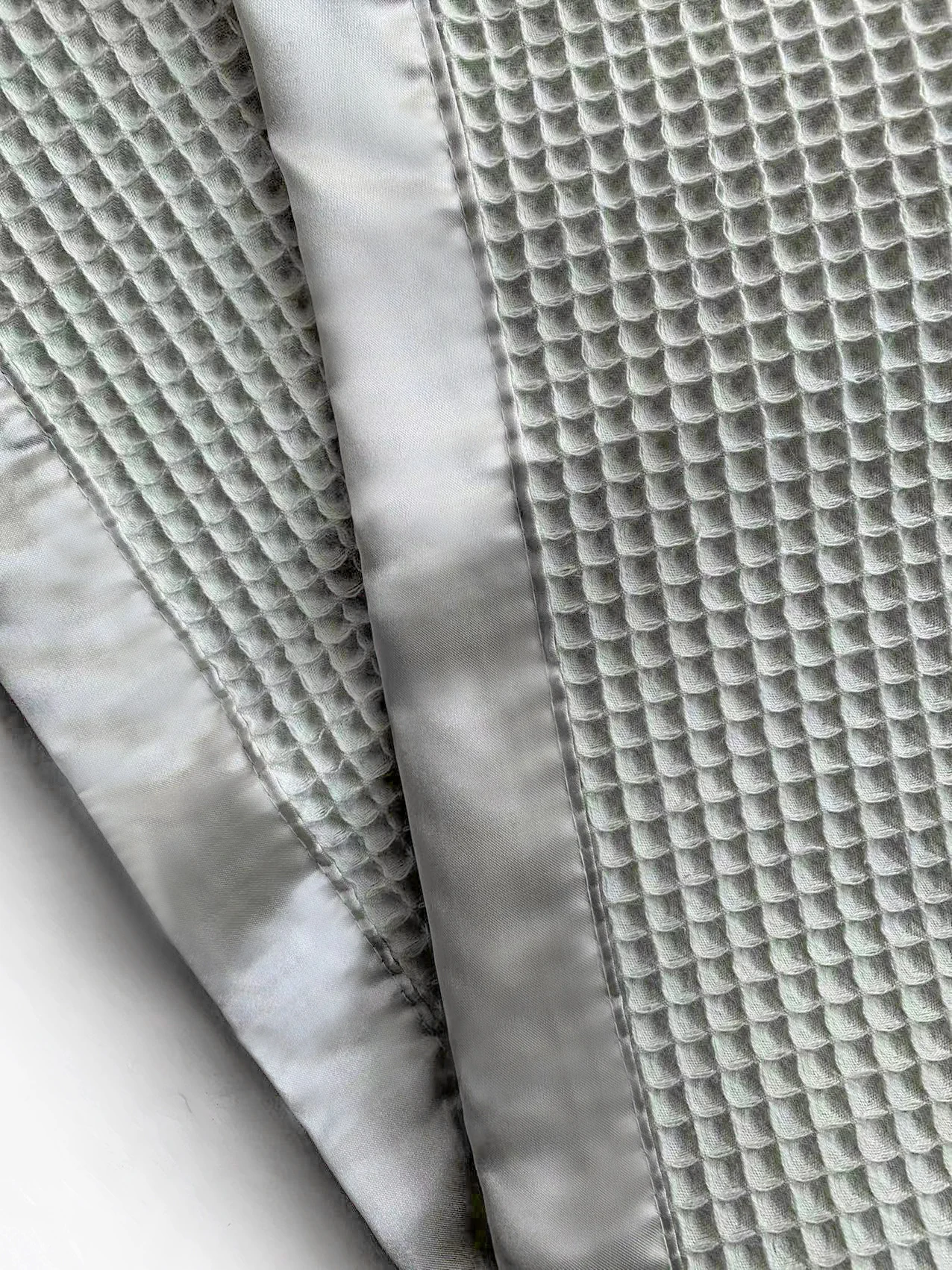 Wholesale Solid Color Thermal Waffle Weave Baby Blanket With Satin