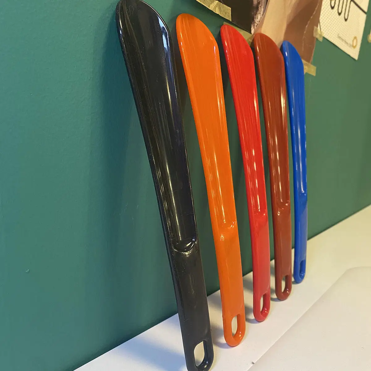 Расширенный и утолщенный многофункциональный набор помощников для обуви включая эргономичный пластиковый рожок универсального использования