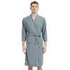 Modello da uomo grigio