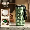 La stella è disposta a un evidente rivestimento verde-verde in ceramica