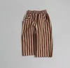 Pantaloni in velluto a coste rosso mattone con righe verticali