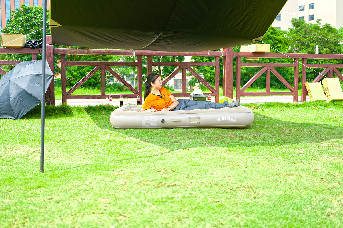 Matelas pneumatique pliable Sleeping Queen pour les voyages en voiture, le camping, portable, auto-gonflant avec un design victorien