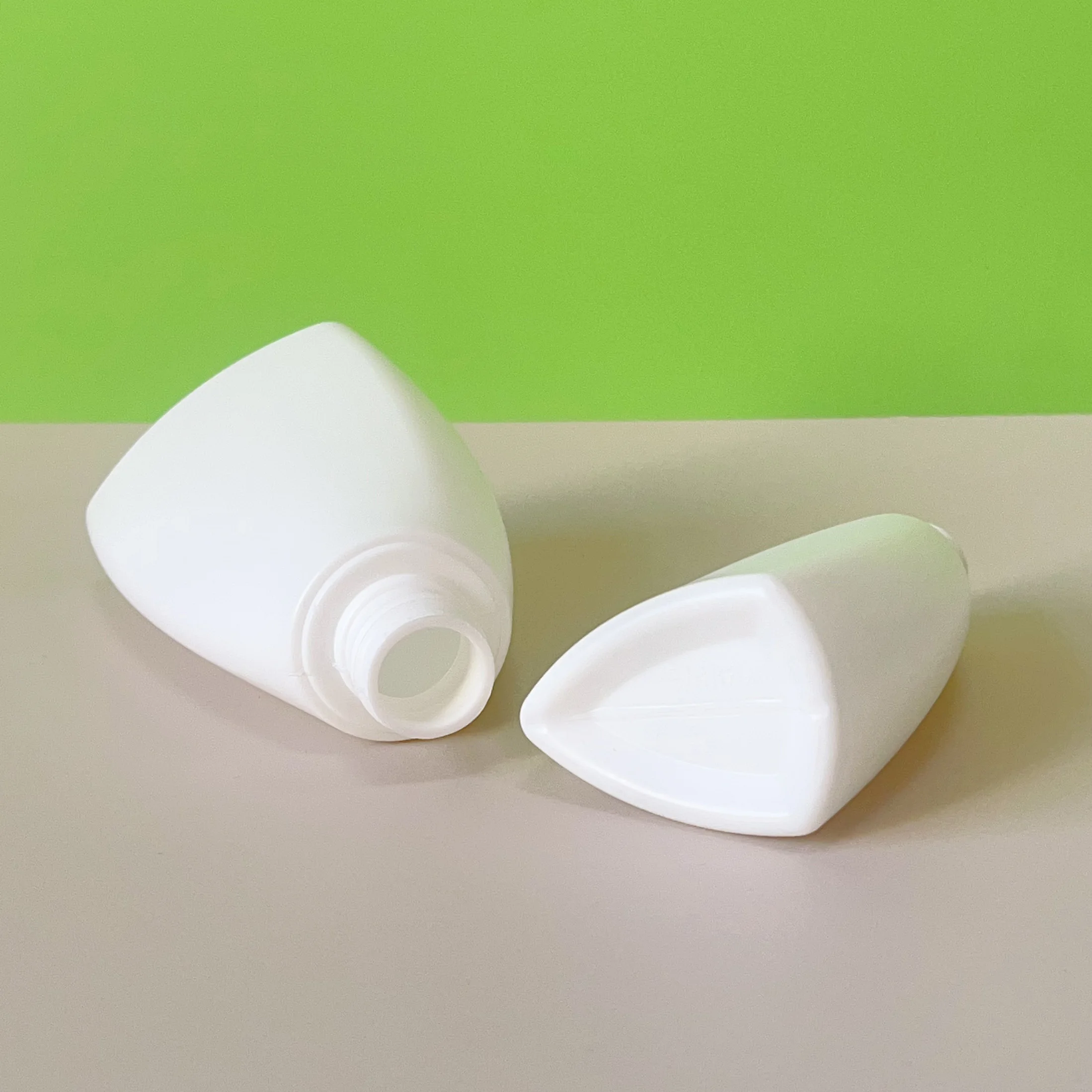 100ml 200ml 300ml Hdpe Unique Triangular Plastic Bottle Cosmetic Shampoo Cosmetic Plastic Bottle