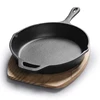 Poêle noire avec base en bois