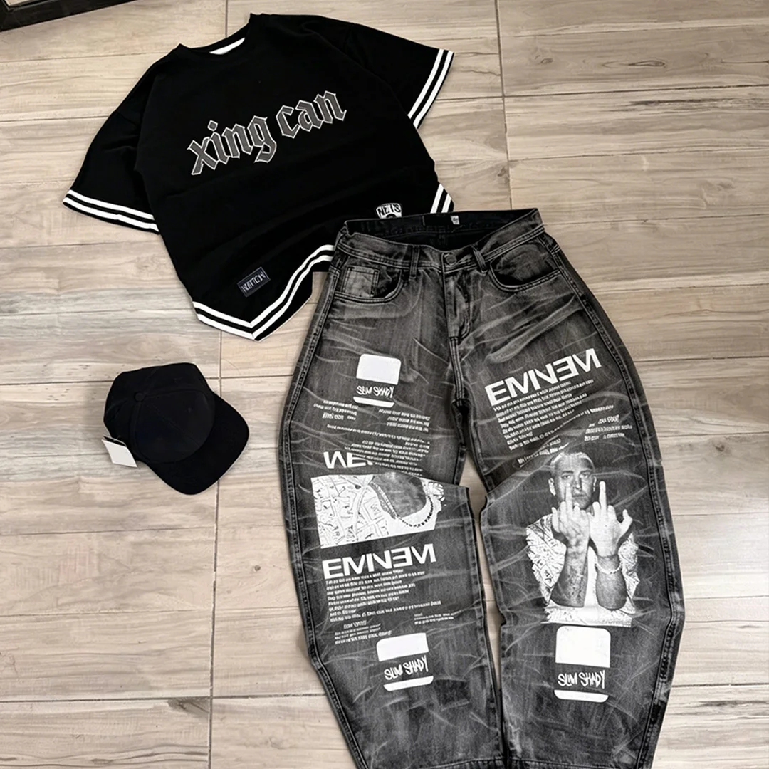 Niestandardowy ubiór uliczny dla mężczyzn – dres z przesadnie luźnym krojem: T-shirt z nadrukiem sitodrukowym i luźne spodnie dresowe – 100% bawełna