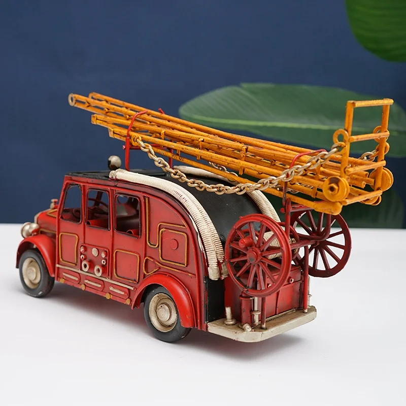 CAMION POMPIERS GRANDE ECHELLE SON ET LUMIERE ET PROJECTION EAU - Objets divers (10053002