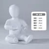 Bambino seduto su materiale in fibra di vetro bianco opaco