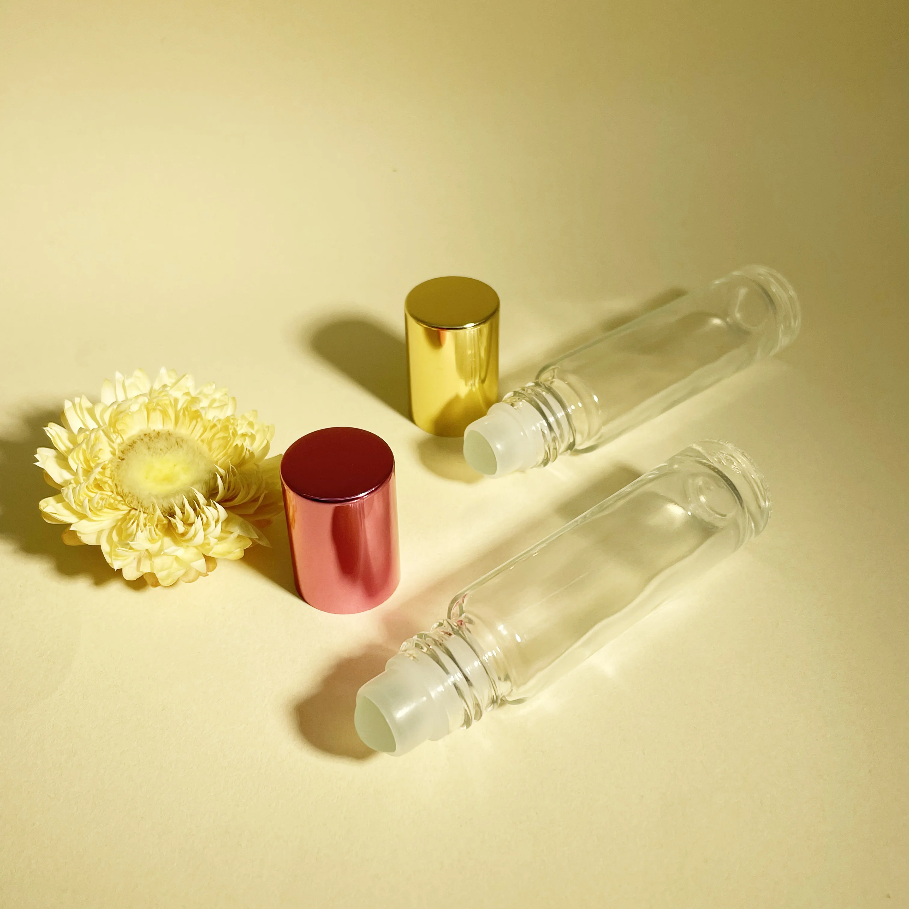 Flacon à bille en verre transparent de 10 ml avec bouchon à vis rose jaune brillant pour tube à bille de parfum d'huile essentielle, flacon à bouchon à vis