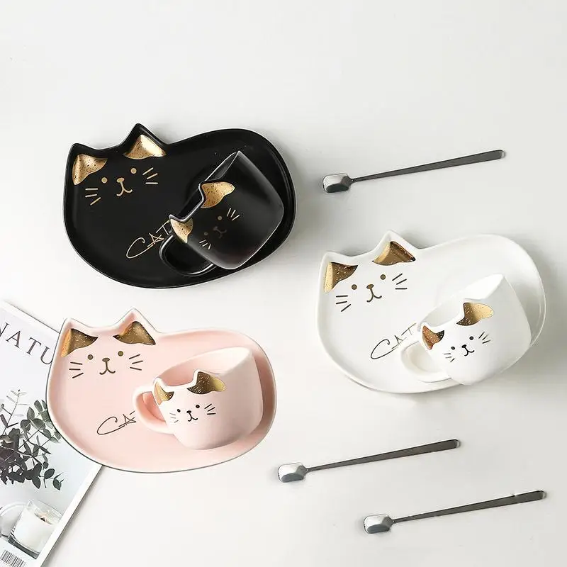 Tazza Con Un Piattino E Un Cucchiaio Immagine Stock - Immagine di