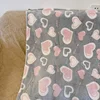 Lettere d'amore in polvere con fondo grigio