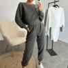 Gris oscuro