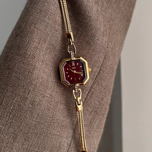 2026 New Vintage Women's Watch Golden Wristwatch Red Dial Retro Light Luxury Bracelet Watch French Romantic Gift for Lovers