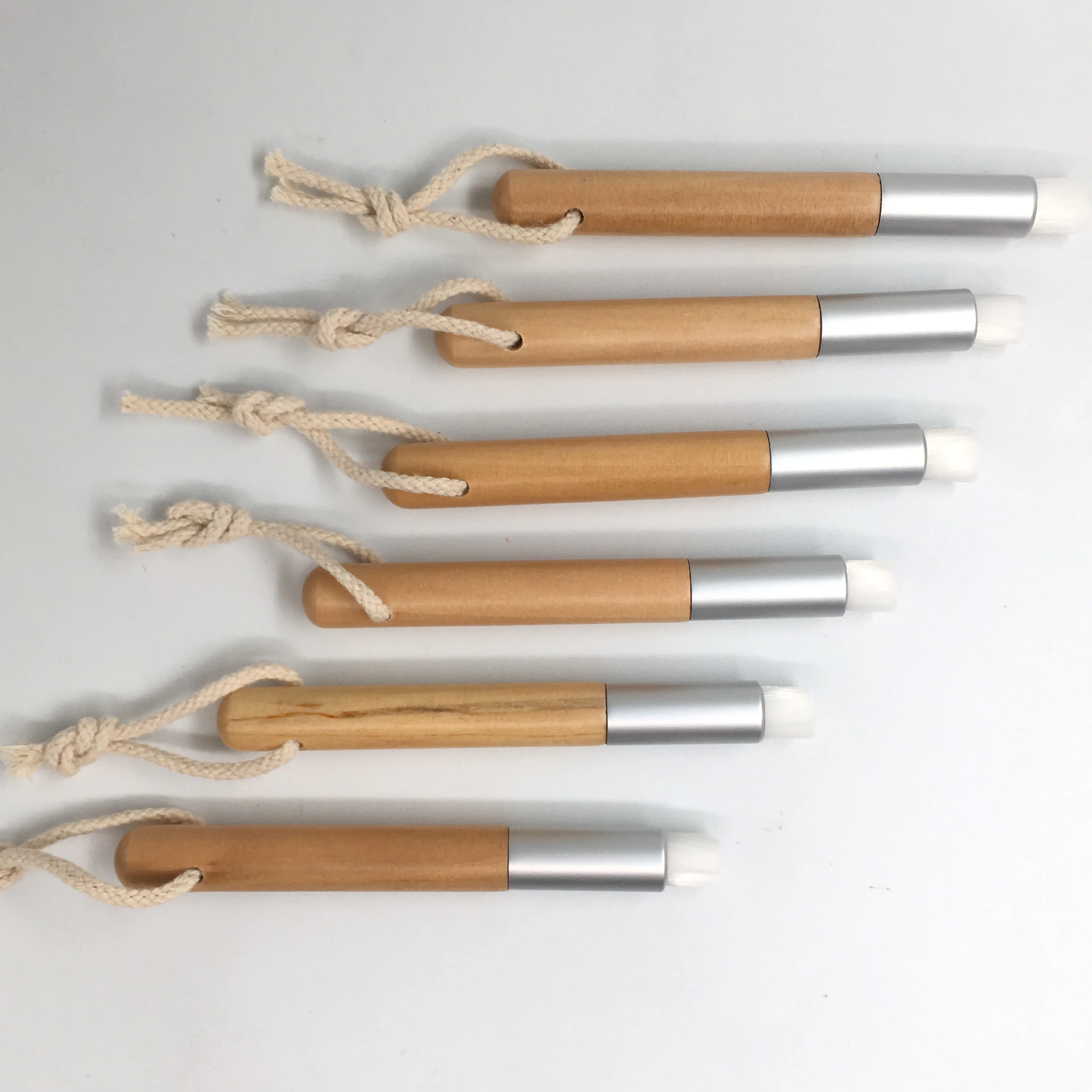 Щетки для чистки древесины