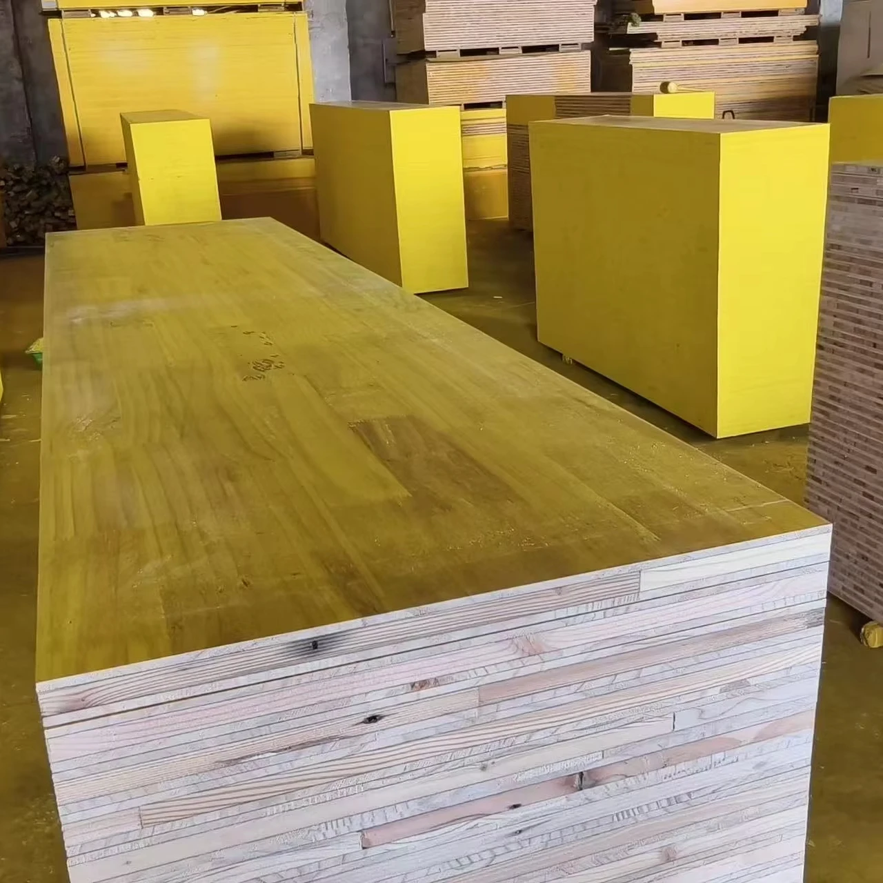papan Panel Tiga Lapis 21mm 27mm Kedap Air Panel Papan Pekak 3 Lapis Kuning untuk Bekisting Konkrit