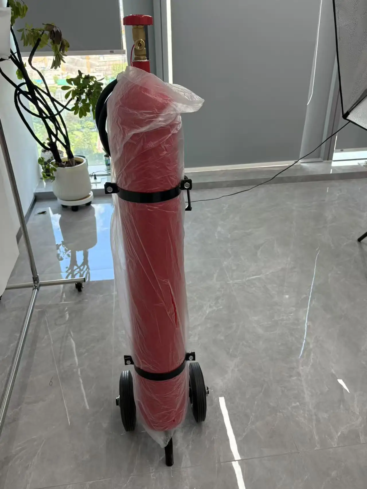 Co2 Fire Extinguisher with ISO9001 Wheeled Cart Fire Extinguisher Type Double Trolley Co2 Brass 46KG MT10 Fire Extinguisher
