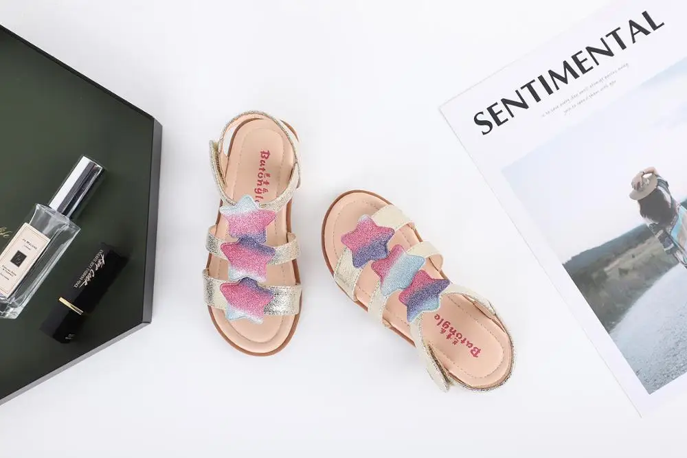 2023 новые модные летние футболки для девочек с сандалии; Обувь с мягкой подошвой в виде пяти звезд из объёмных цветочков для девочек на каждый день, детская обувь для девочек