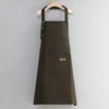 Delantal verde militar con cuello de tres botones.