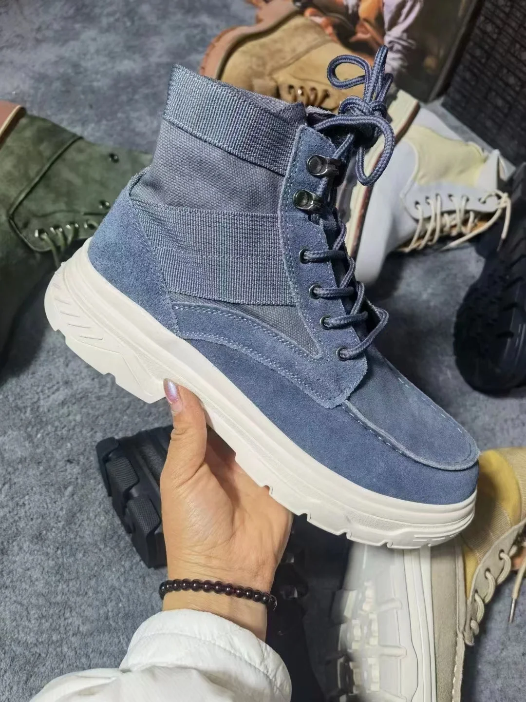 Siete botines planos, de suela gruesa y color negro para empezar la nueva  temporada cómodamente desde las alturas