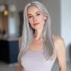 Cheveux longs et raides gris, fourchus.