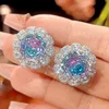 Pendientes de botón rosa y azul.