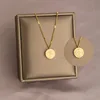 Collana in acciaio al titanio tempestato di diamanti, portafortuna e felicità.